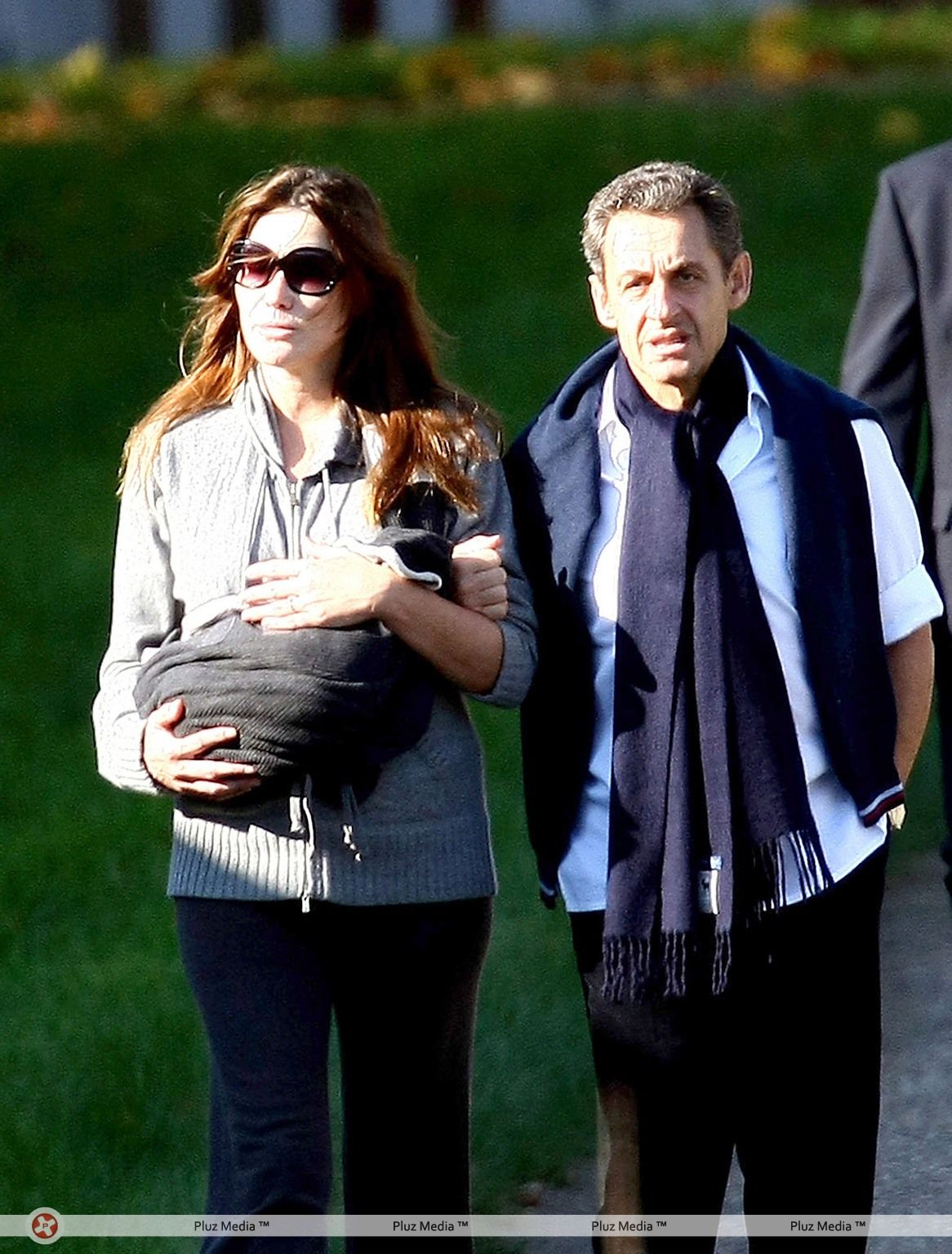 Nicolas Sarkozy and wife Carla Bruni taking a stroll with Giulia | Picture 113958